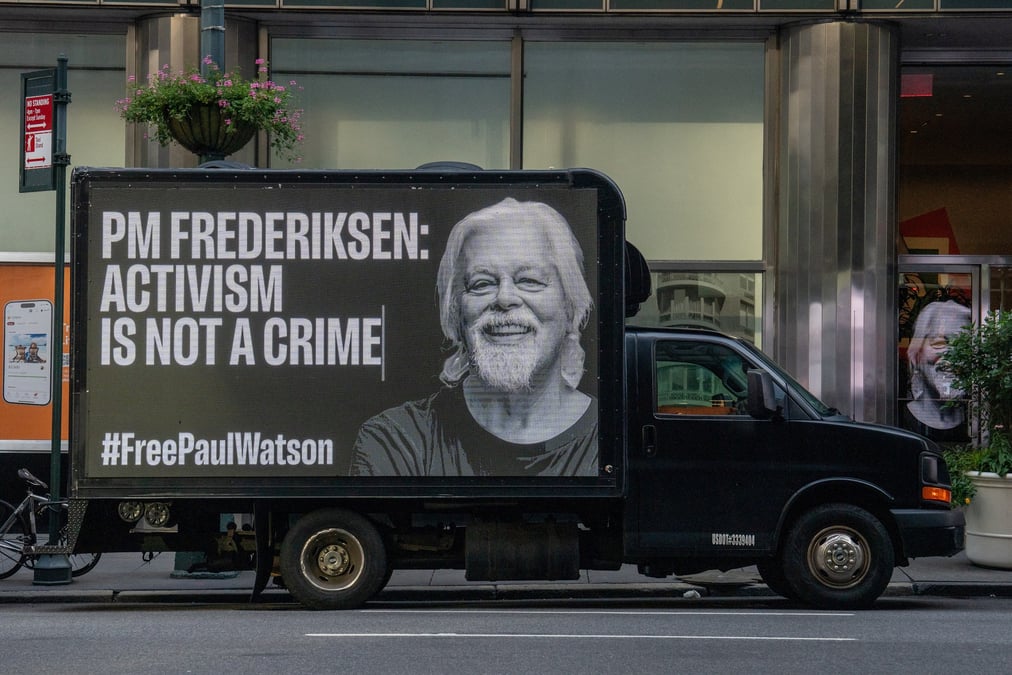 Camions equipes de panneaux numeriques affichant une photo de paul watson