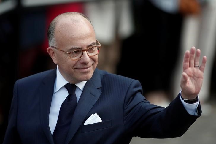 Pour cazeneuve, macron mene une politique "a droite"