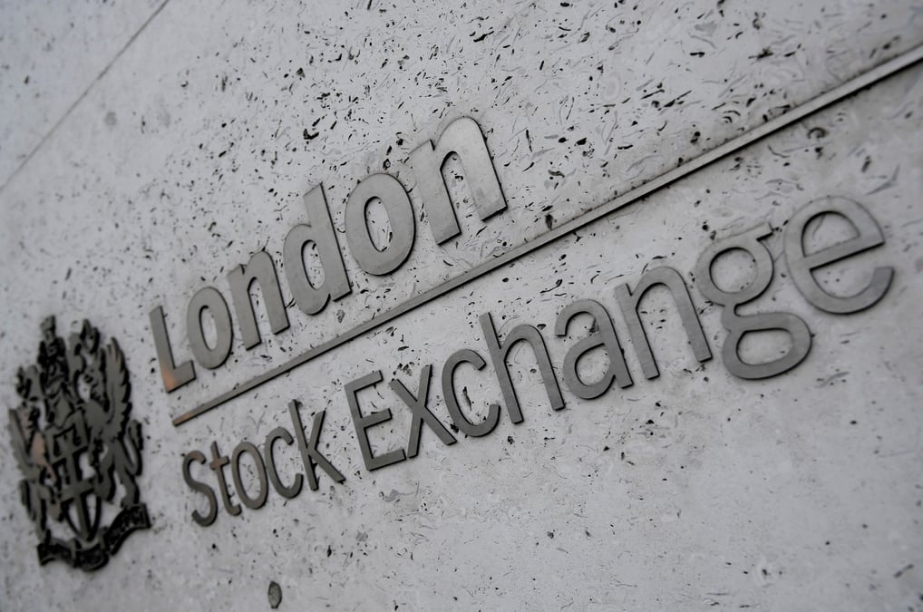 Les bourses europeennes evoluent sans grand changement en debut de seance