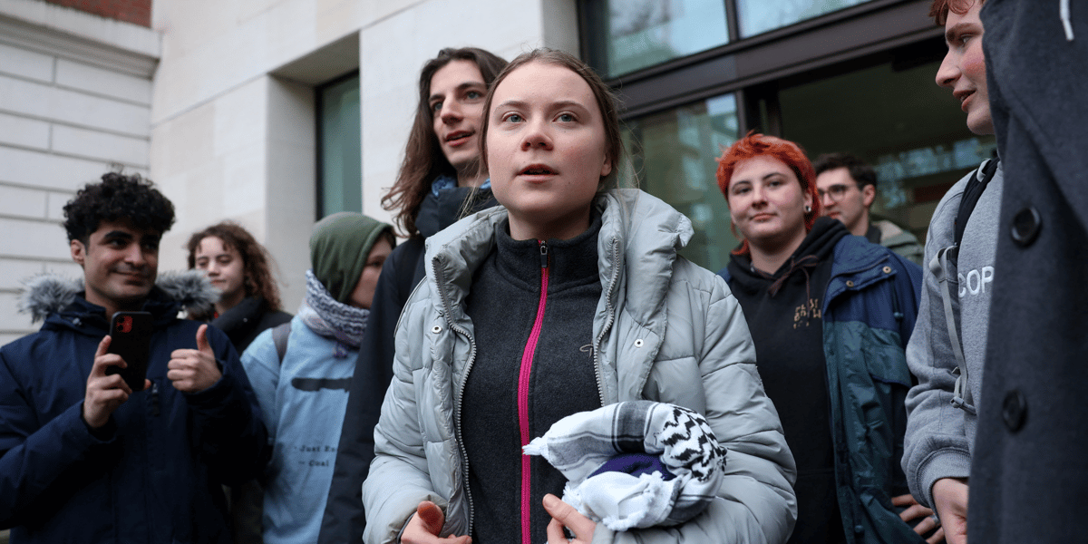 La militante pour le climat greta thunberg devant le tribunal de westminster a londres