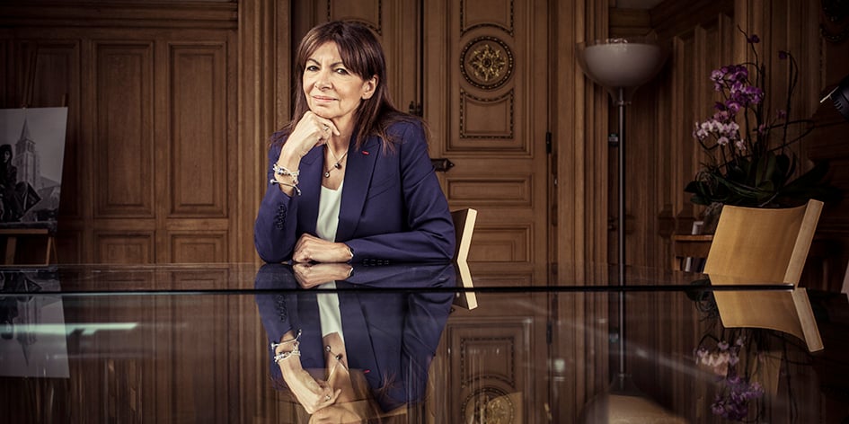 Anne Hidalgo à son bureau à l'hôtel de ville de Paris.