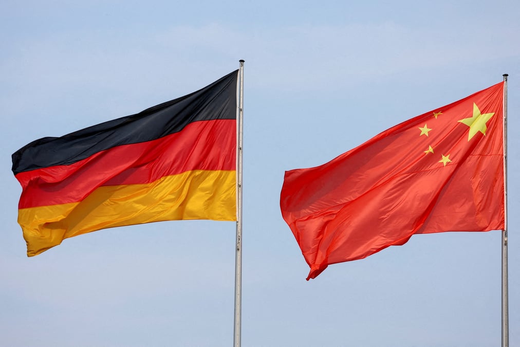 Photo d'archives des drapeaux de l'allemagne et de la chine visibles a berlin