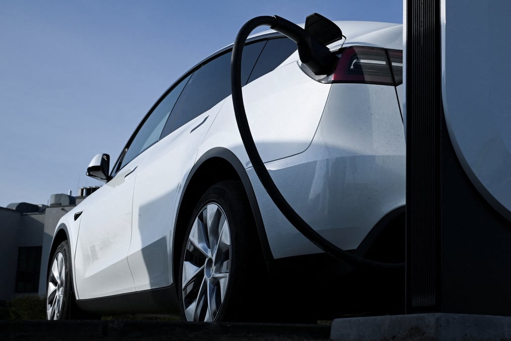 Une station de recharge pour voitures electriques tesla pres de berlin