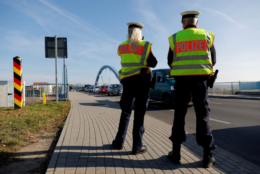 La police federale allemande patrouille a la frontiere germano-polonaise