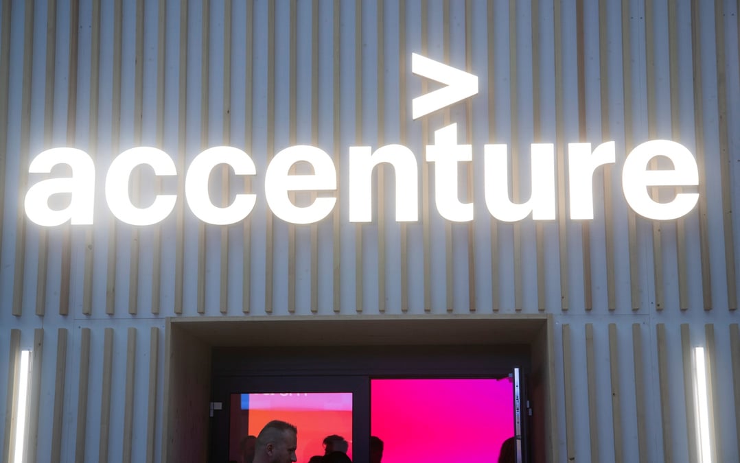 Logo d'accenture au forum economique mondial 2022 (wef) a davos