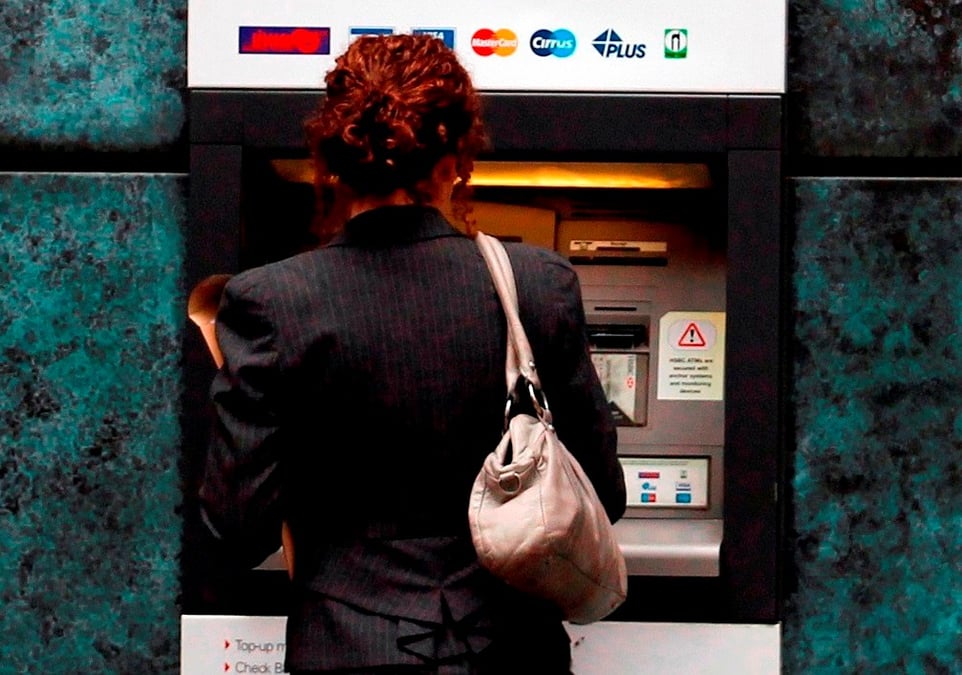 Les banques  britanniques ferment des comptes pour reduire les couts