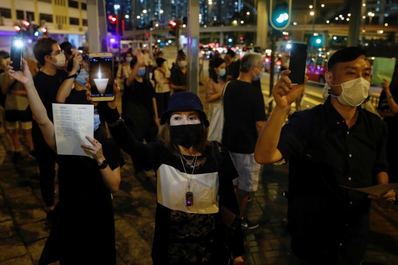 Hong kong: a defaut de veillee, des bougies pour commemorer tiananmen