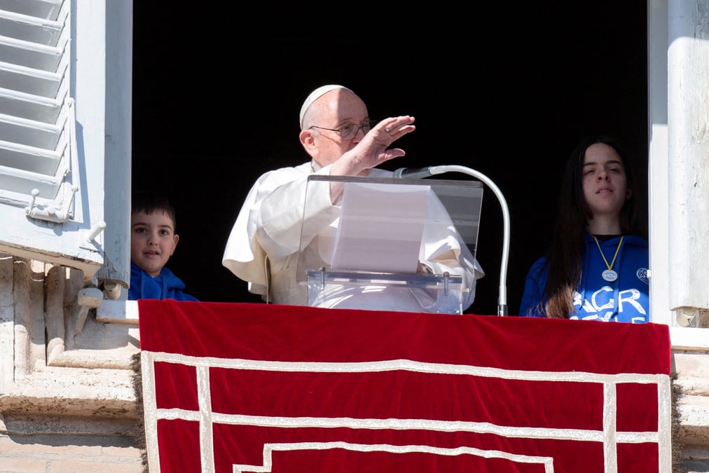 Le pape francois dirige la priere de l'angelus au vatican