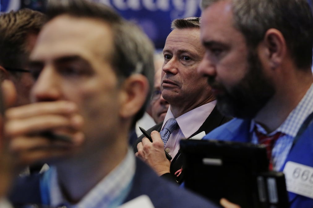 Des traders travaillent a la bourse de wall street