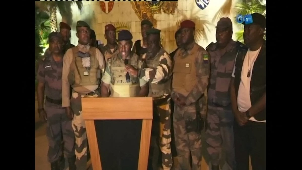 Un groupe d'une douzaine de militaires est apparu sur les écrans de la chaîne de télévision Gabon 24, abritée au sein même de la présidence.