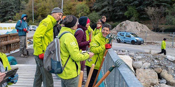 Des bénévoles de l’association "Les Week-Ends Solidaires" revégétalisent les berges de la Roya (Alpes- Maritimes), le 25 novembre.