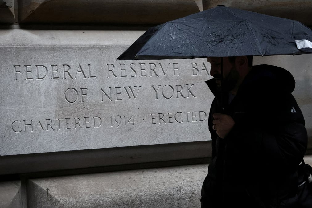 Un homme passe devant le siege de la reserve federale americaine (fed) a new york