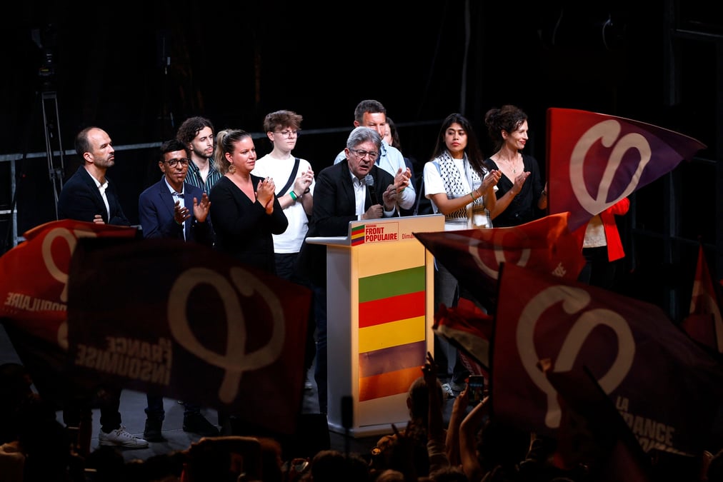 Jean-luc melenchon prononce un discours lors d'un rassemblement du nouveau front populaire a la place de la republique
