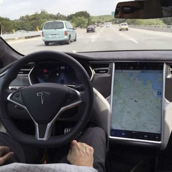 Tesla sous le coup d'une enquete apres un accident mortel en pilotage automatique