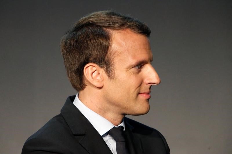 Macron pret a modifier la part de l'etat au capital d'orange