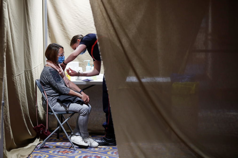 Les objectifs de vaccination seront tenus, dit attal