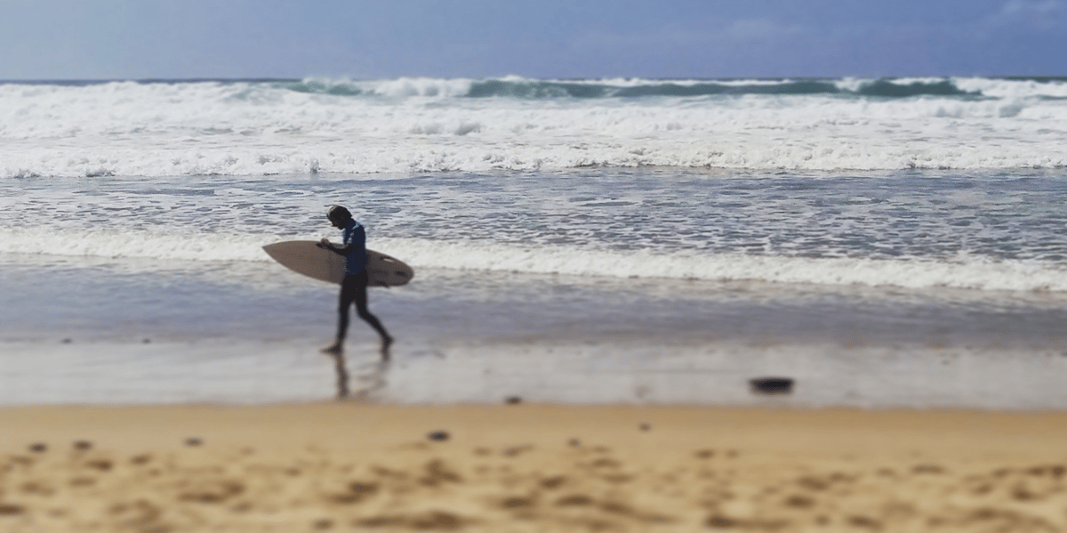 Surfeur sur la plage de Lacanau