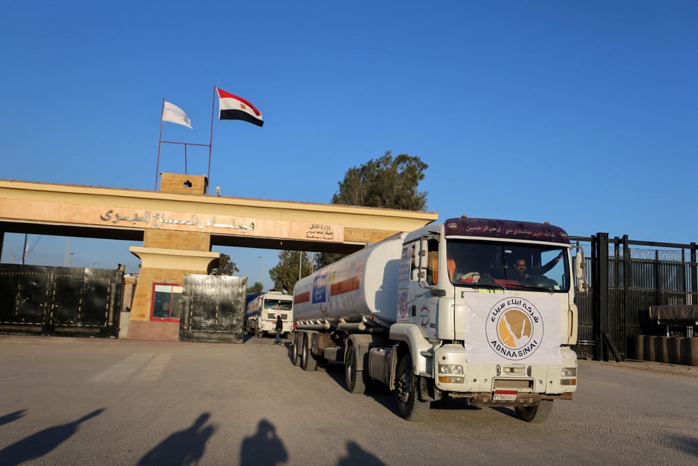 Un camion portant le logo de l'office de secours et de travaux des nations unies pour les refugies de palestine dans le proche-orient (unrwa) entre en egypte en provenance de gaza, au poste frontiere de rafah.