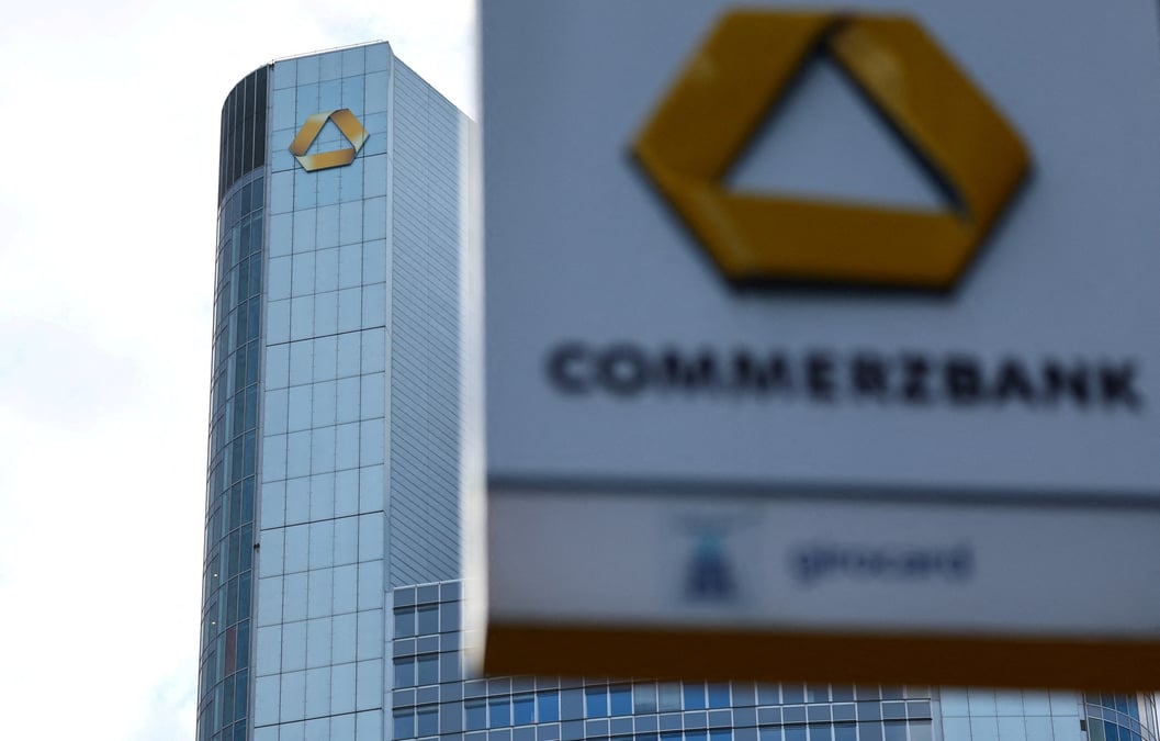 Photo du logo de commerzbank pres du siege du groupe, a francfort, en allemagne