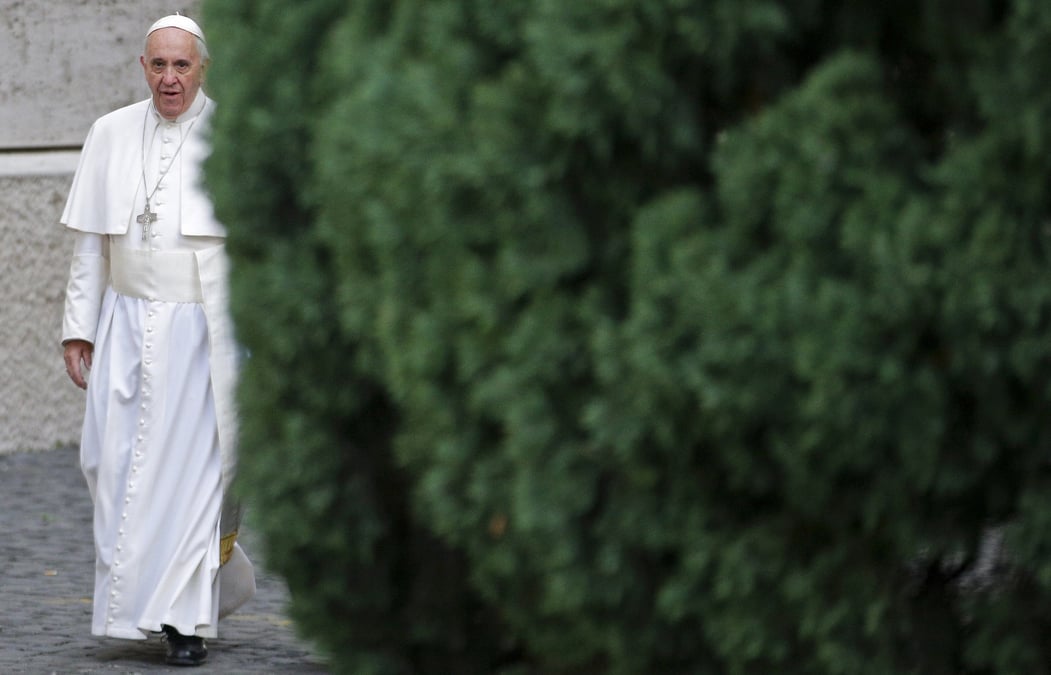 Le pape francois arrive pour diriger le synode sur la famille dans la salle du synode au vatican