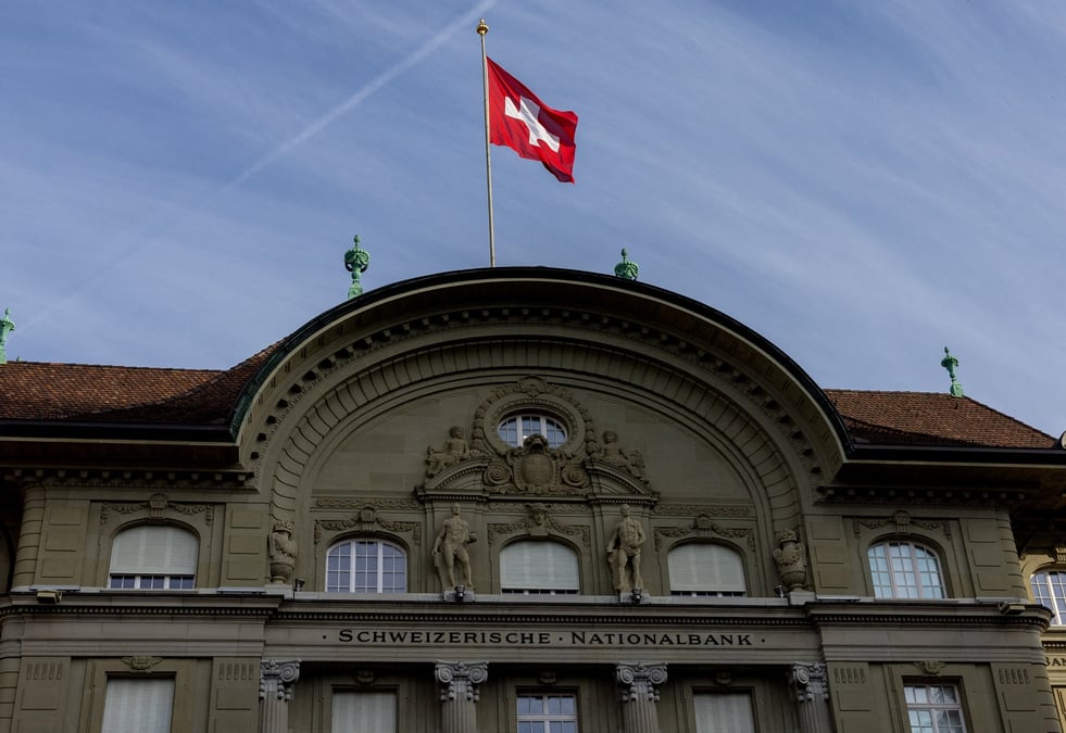 Un drapeau est photographie sur le batiment de la banque nationale suisse (bns) a berne