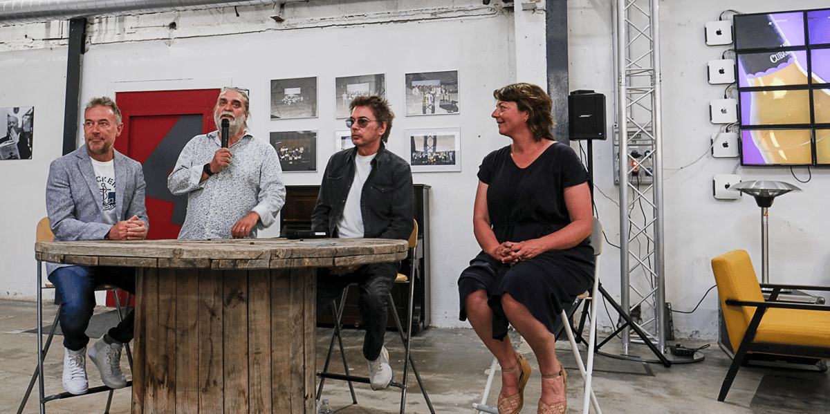 Louis Cacciuttolo (le fondateur de VRrOOm), Pierre Roca (fondateur dirigeant de l'IDEM), le compositeur Jean-Michel Jarre et Agnès Langevine (vice-présidente de la Région Occitanie), lors d'une conférence sur le metavers donnée à l'IDEM en mai 2022.