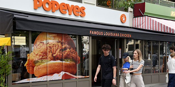 Un restaurant de la chaîne de fast-food Popeyes.
