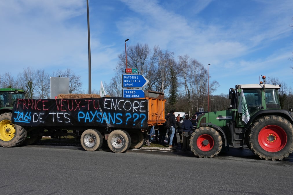 Gabriel Attal a annoncé l'abandon de la hausse de la taxe sur le gazole non routier (GNR), des indemnités gonflées pour les éleveurs touchés par la maladie des bovins MHE et des sanctions lourdes contre trois industriels de l'agro-alimentaire ne respectant pas les lois Egalim sur les prix.