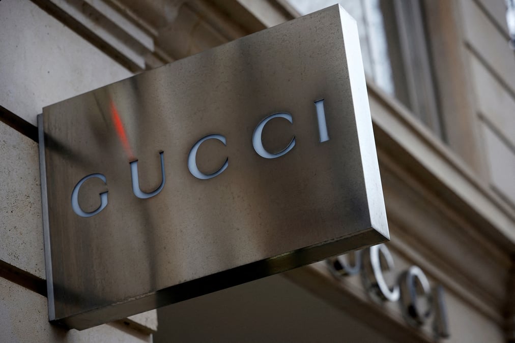 Photo d'archives: une enseigne gucci a l'exterieur d'une boutique a paris