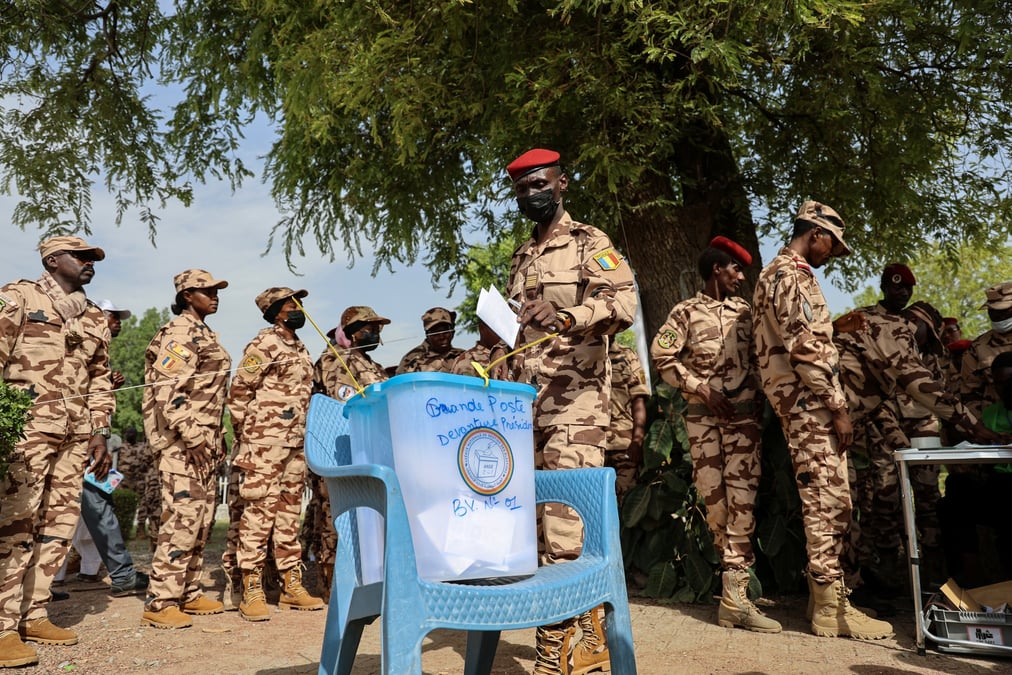 Photo des soldats tchadiens qui ont vote par anticipation lors de l'election presidentielle au tchad
