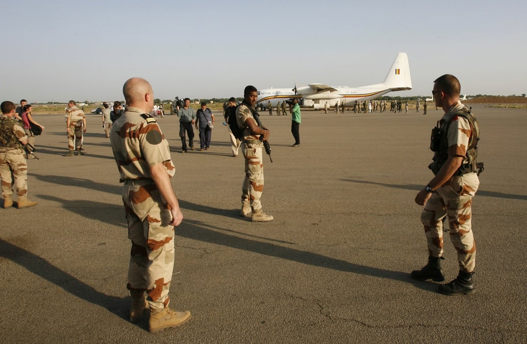 Des soldats francais gardent un avion militaire a l'aeroport militaire de n'djamena