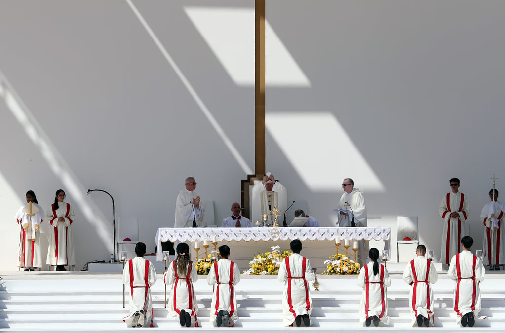 Le pape termine son voyage aux emirats par une messe geante