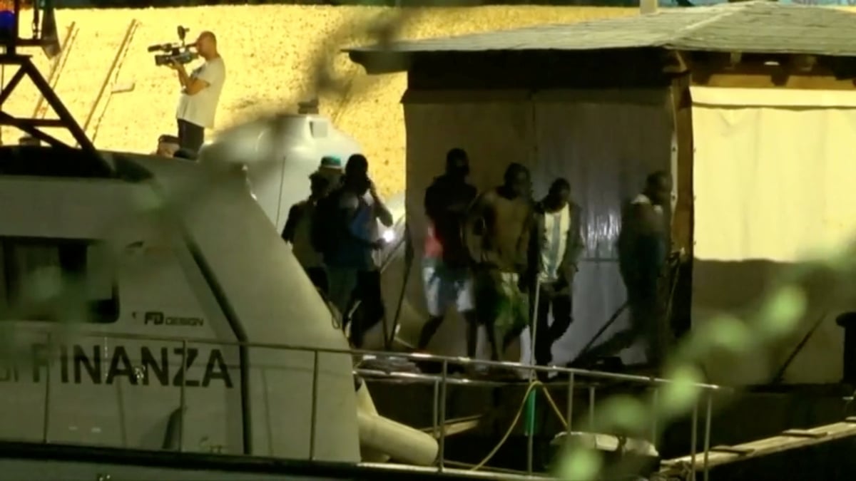 Italie: un bateau humanitaire avec des migrants accoste a lampedusa
