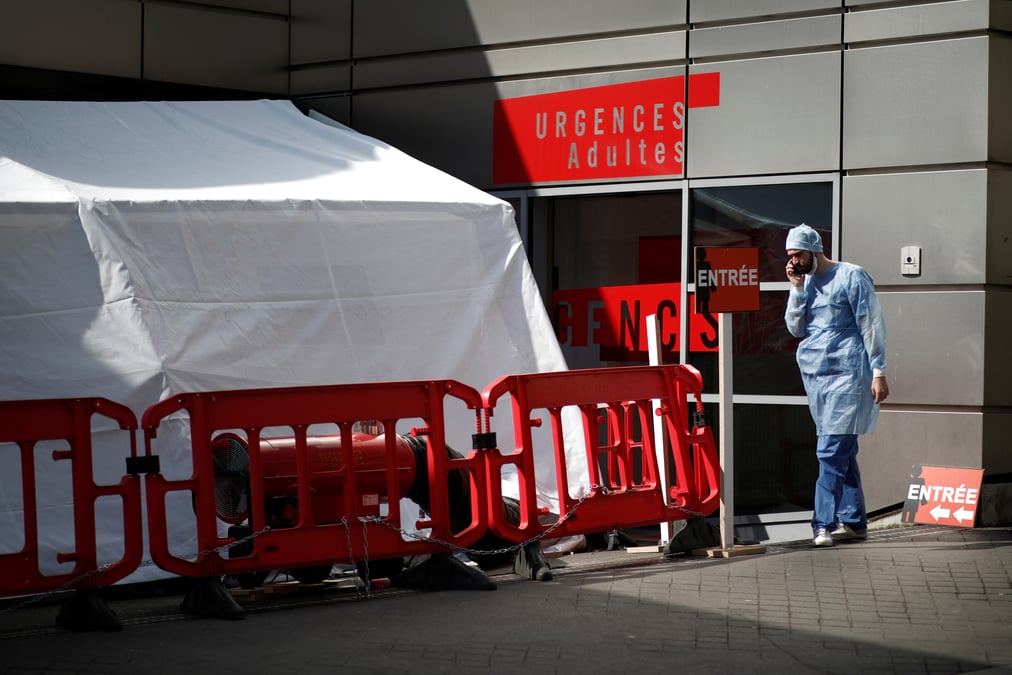 Coronavirus/france: pres de 300 deces supplementaires en milieu hospitalier