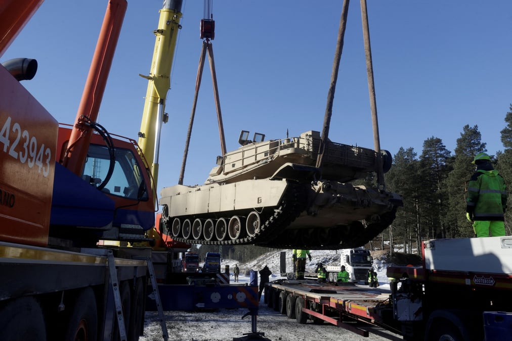 Dechargement a garkalne d'un char americain m1 abrams qui sera deploye en lettonie dans le cadre de l'operation atlantic resolve de l'otan.