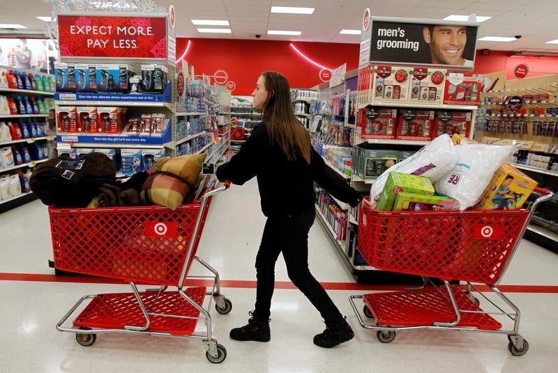 Les ventes au detail depassent les attentes aux etats-unis