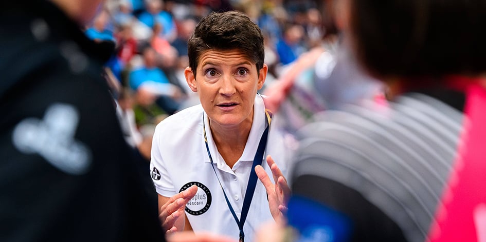 Raphaëlle Tervel, à la tête de l'équipe de Brest, est une des seules coachs féminines du handball pro.