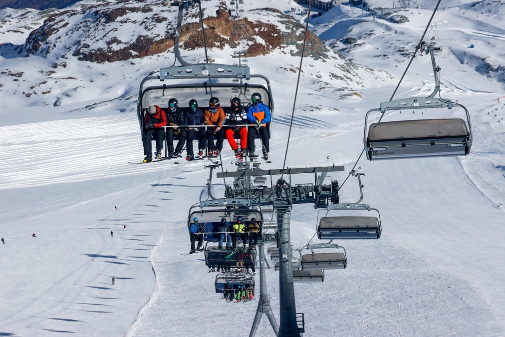 Ski a noel a l'etranger: macron evoque des mesures "restrictives et dissuasives"