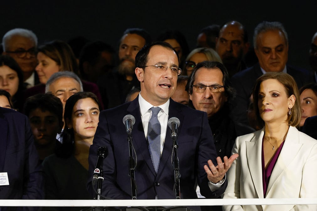 Le nouveau president chypriote nikos christodoulides s'adresse aux supporters lors d'une ceremonie de proclamation au stade eleftheria de nicosie
