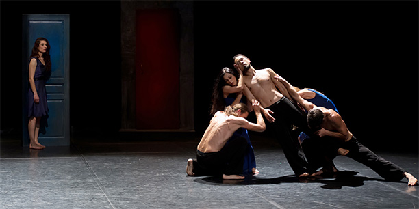 « Crossroads to Synchronicity », au Théâtre de Rungis. À gauche, Carolyn Carlson.