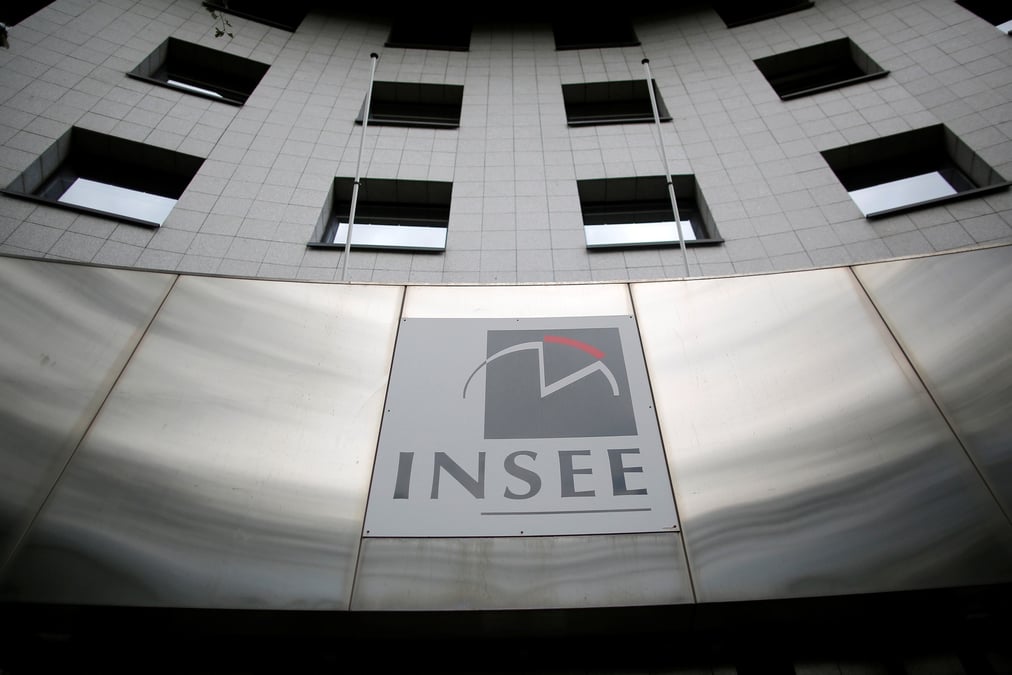 Le logo de l'insee sur un immeuble de bureaux a nantes