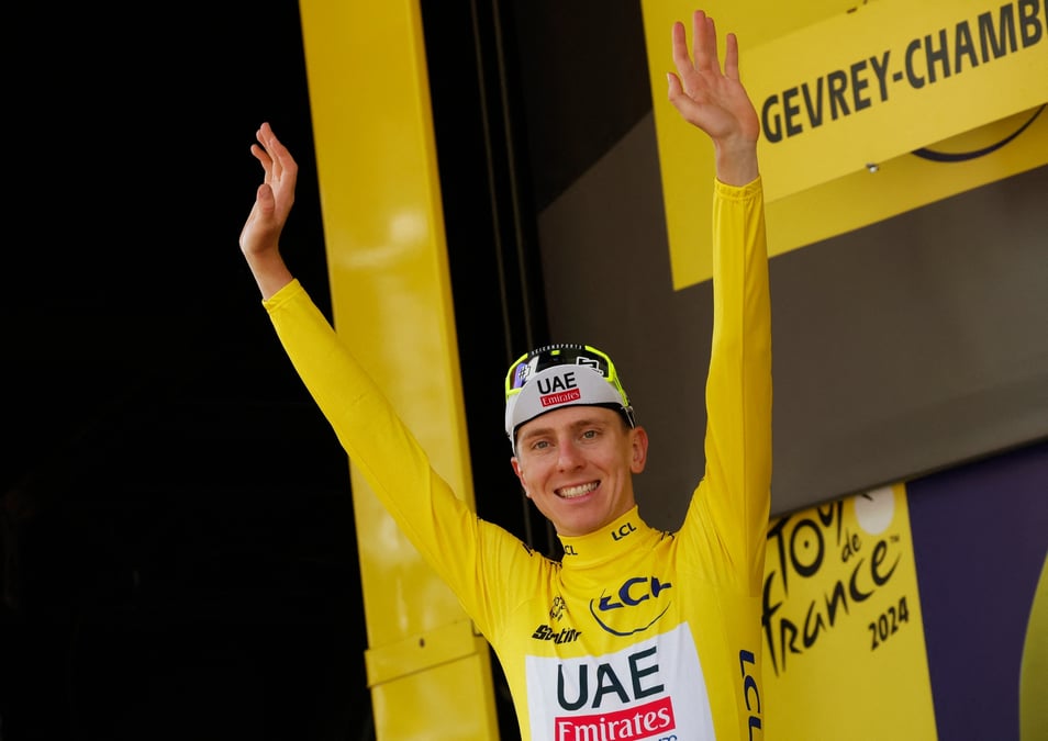 Tadej pogacar de uae team emirates celebre sur le podium avec le maillot jaune apres l'etape 7 du tour de france