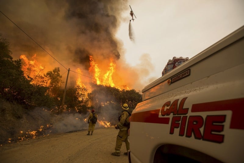 Quatre pompiers blesses en luttant contre un feu de foret en californie