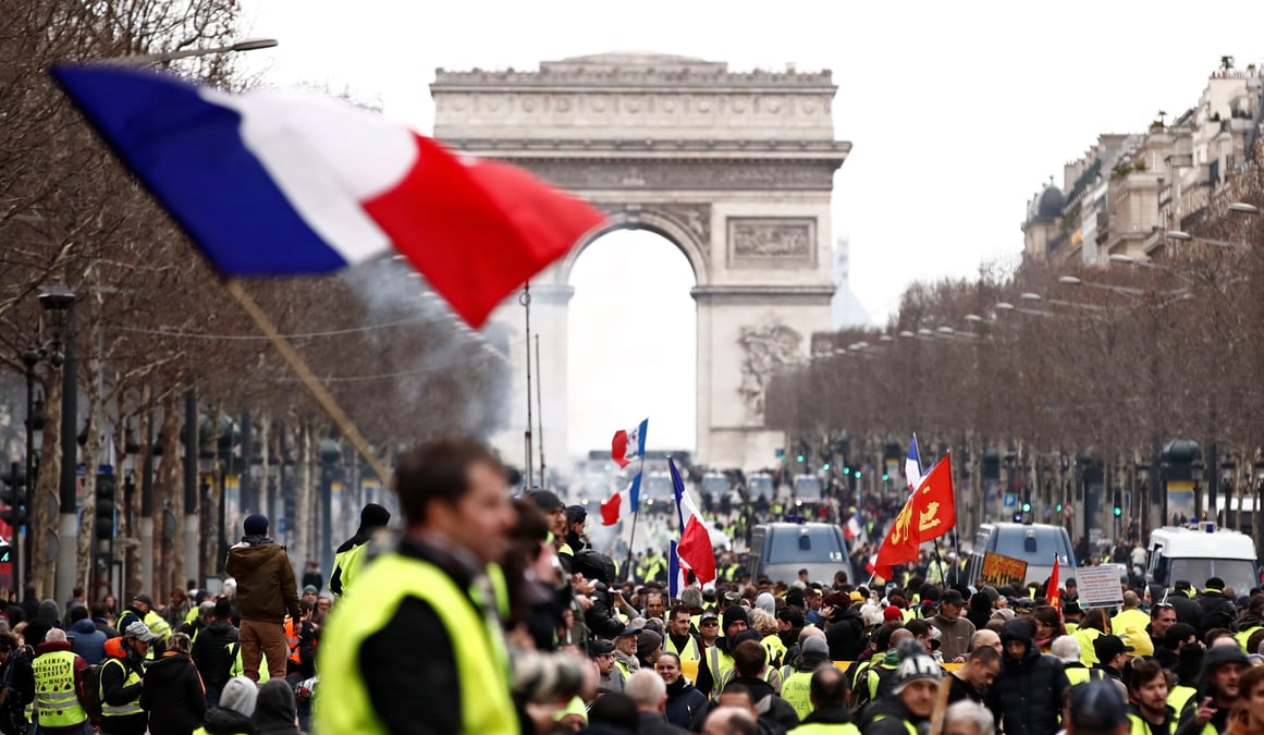"gilets jaunes": macron reconnait avoir fait "des erreurs"