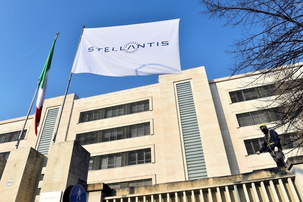 Photo d'archives : le logo de stellantis est visible sur un drapeau a l'entree principale de l'usine fca de mirafiori a turin