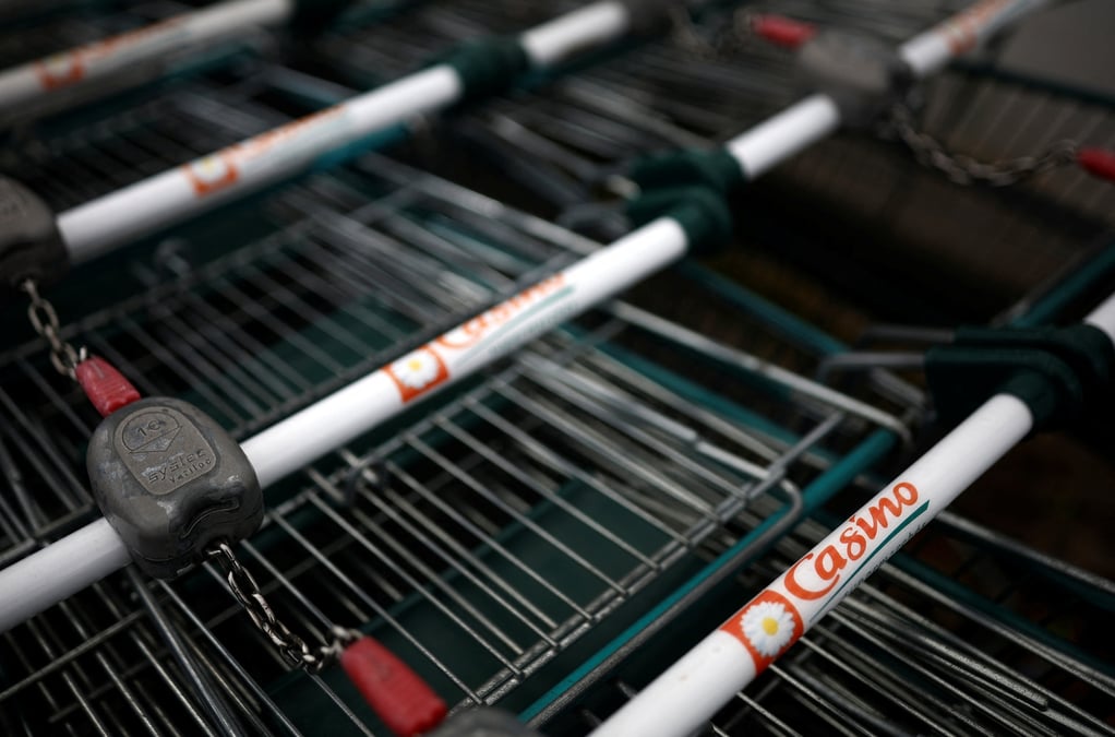 Un logo du groupe francais casino sur un chariot a l'exterieur d'un supermarche a nantes