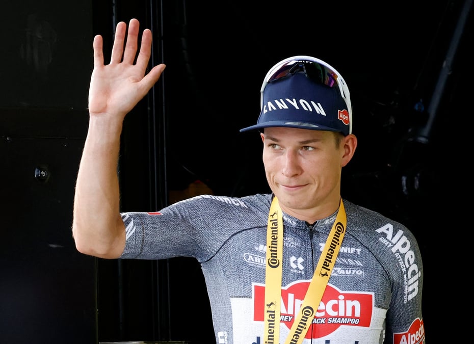 Cyclisme/tour de france: jasper philipsen d' alpecin-deceuninck fete le podium apres avoir remporte la 10e etape
