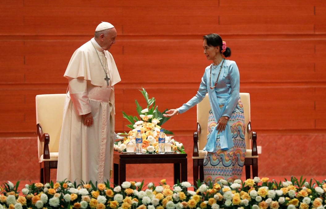 En birmanie, le pape rencontre suu kyi, et appelle au respect des droits de l'homme