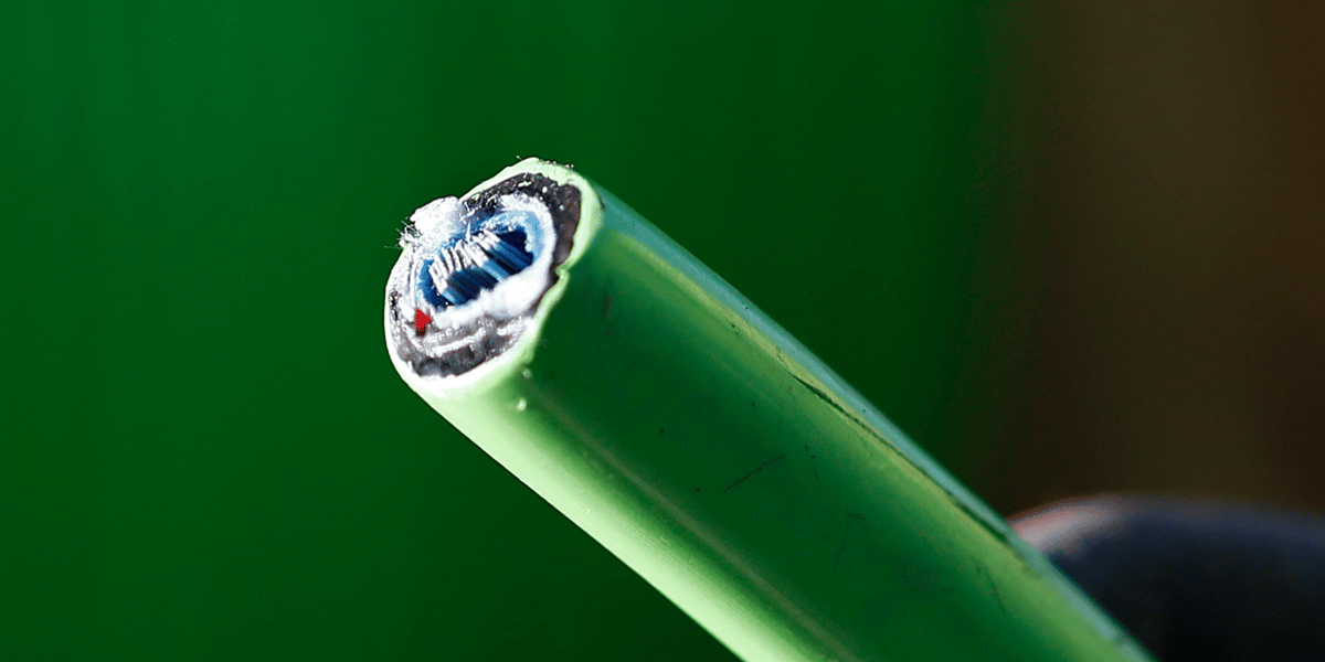 Cable dénudé de fibre optique / Internet