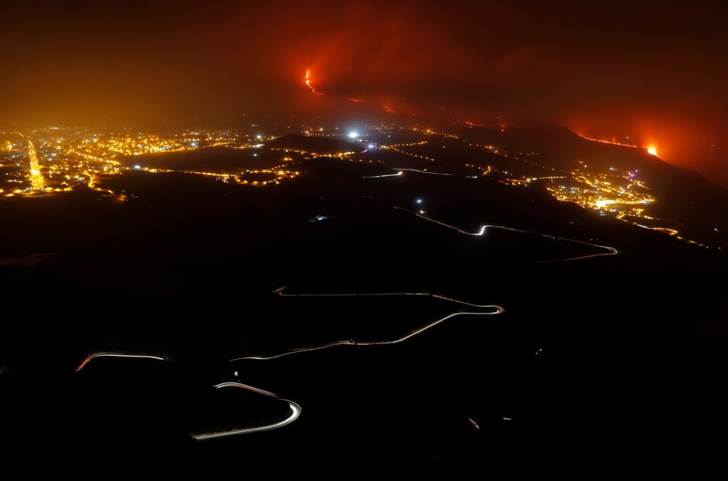 Espagne: la lave jaillissant du volcan cumbre vieja atteint l'ocean atlantique